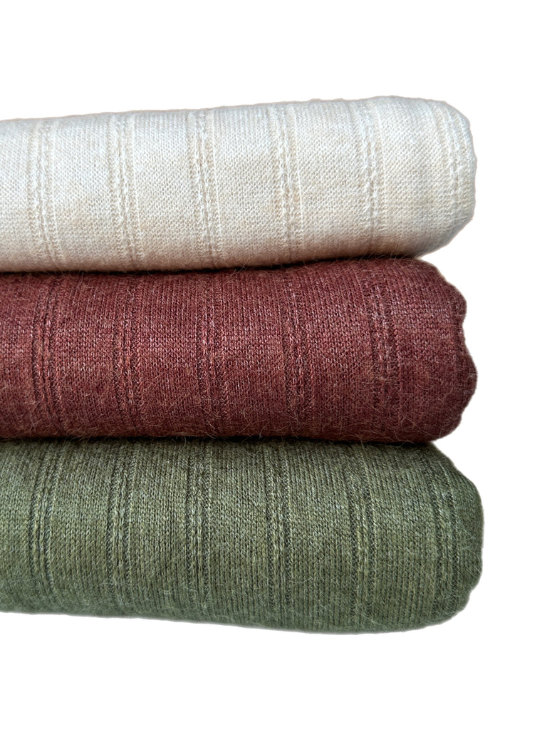 Detailed stitching sweater knits